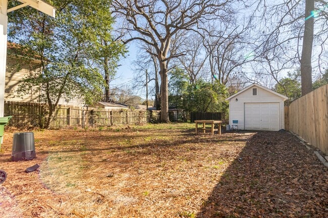 Building Photo - Lakebottom Bungalow
