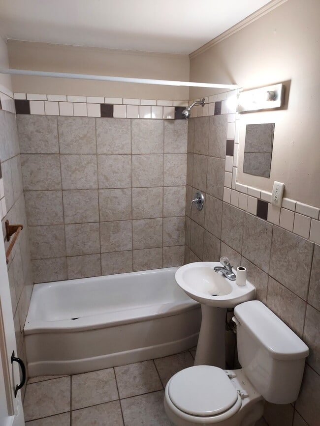 Building Photo - "Charming 2-Bedroom Gem with Cozy 744 Sq F...
