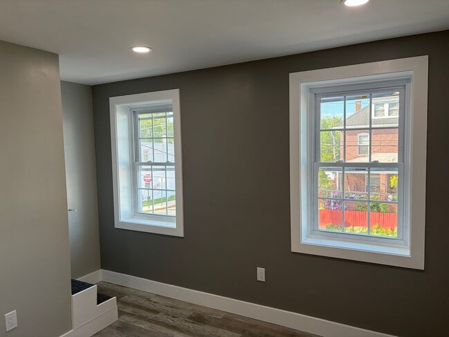 Building Photo - Fully Renovated 2 Bed 1 Bath Townhouse Style Row Home Now Available