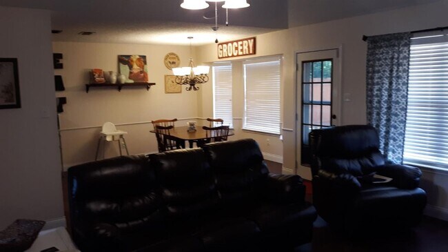 Building Photo - Available JULY 1st! Beautiful clean open concept home!