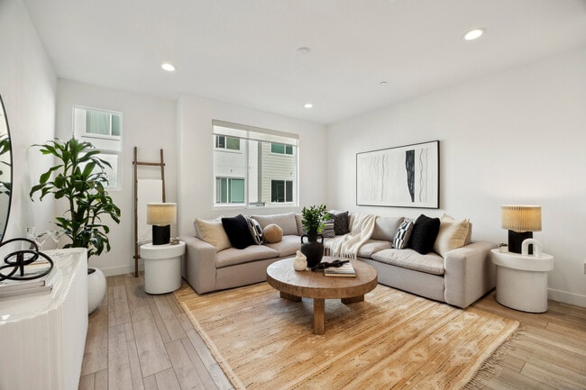 Primary Photo - 172 Uptown Cir