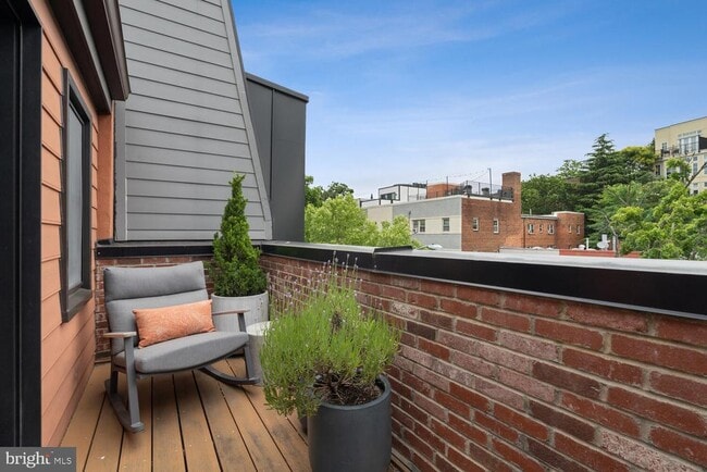 Building Photo - 2242 Ontario Rd NW