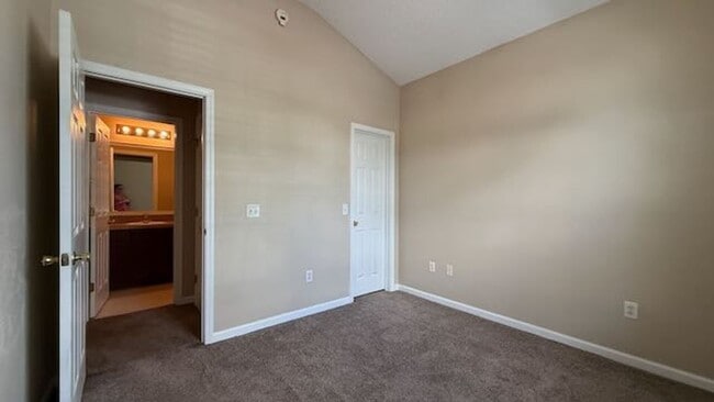 Building Photo - 3 bedroom - 2 bathroom - Stonelake Townhom...