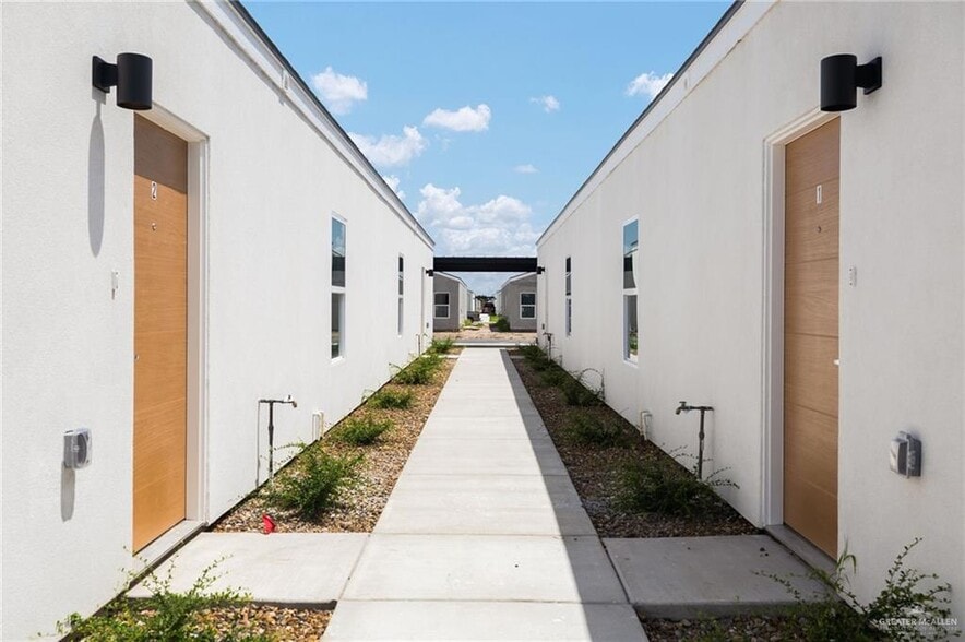 Building Photo - 700 Oriole Rd