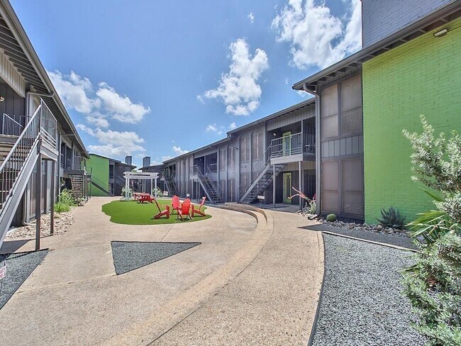 Building Photo - 909 Reinli St