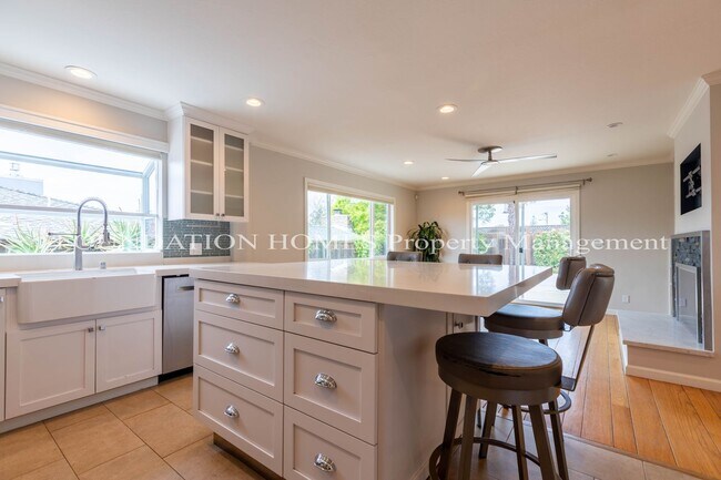 Building Photo - 10 - 22 Month FURNISHED Lease: Bring Indoor/Outdoor Living HOME with this 3bd+/2.5ba plus Pool & ...