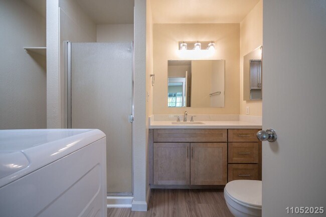 Building Photo - Available Now! 2 BD / 1 BA / 2 Parking sta...