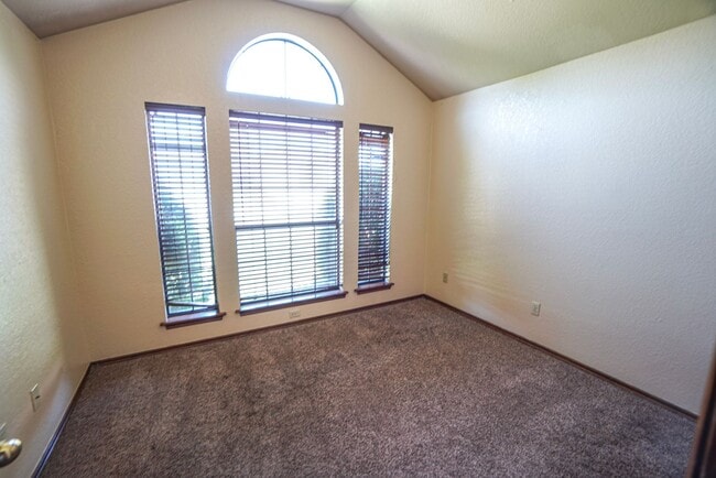 Building Photo - 3 bed/2 bathroom near State Highway 9