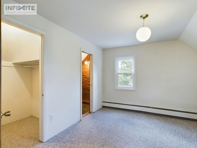 Building Photo - 3 bedroom - Water, Sewer, Gas and Electric...