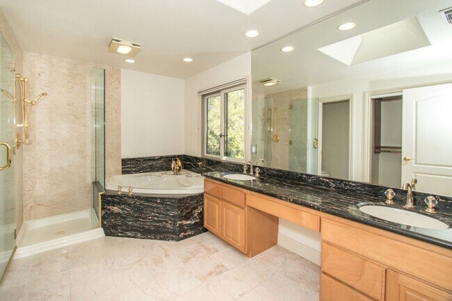 Building Photo - Spacious Executive Home in the Heart of Mi...
