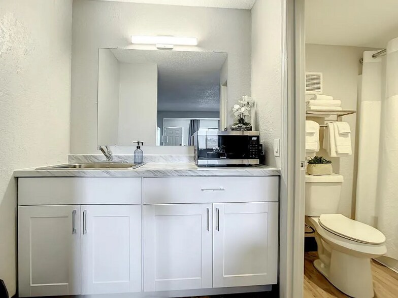 Building Photo - 5399 W Irlo Bronson Memorial Hwy