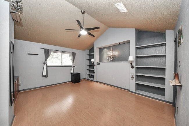 Building Photo - 7877 Kendalia Dr