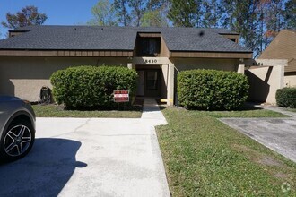 Building Photo - Two Bedroom Townhouse Near NAS Jax