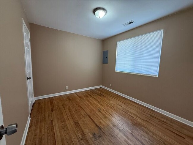 Building Photo - 2 Bedroom Apartment Near Downtown