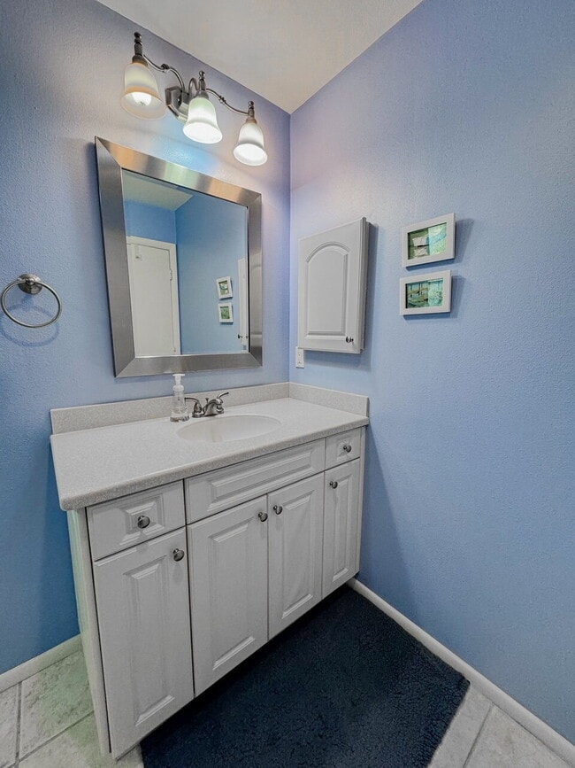 Building Photo - Gorgeous pool and spa home in central Sarasota