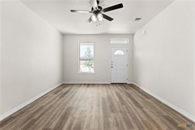 Building Photo - 121 Leon Ln