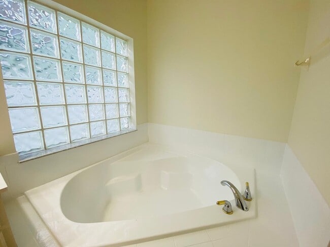 Building Photo - Your Dream Home Awaits! 5 bedroom 3 bath Single Family HOME!!