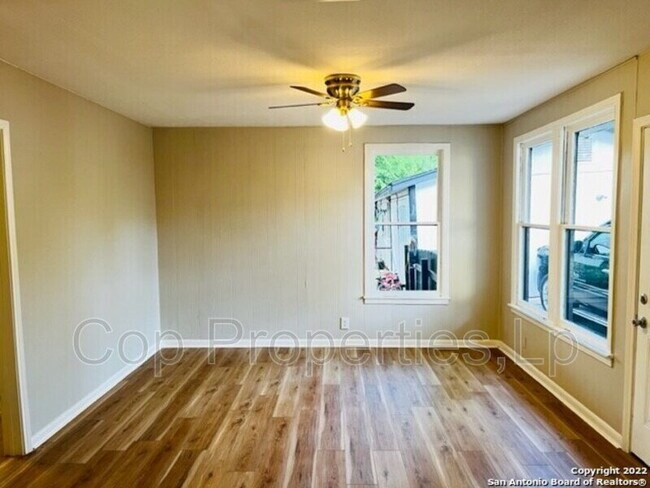 Building Photo - "Charming 3-Bedroom Duplex in San Antonio's Heart – Perfect Blend of Comfort and Convenience!"