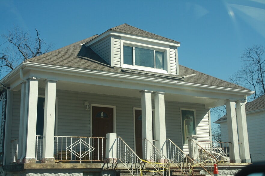 Building Photo - 7918 Lloyd Ave