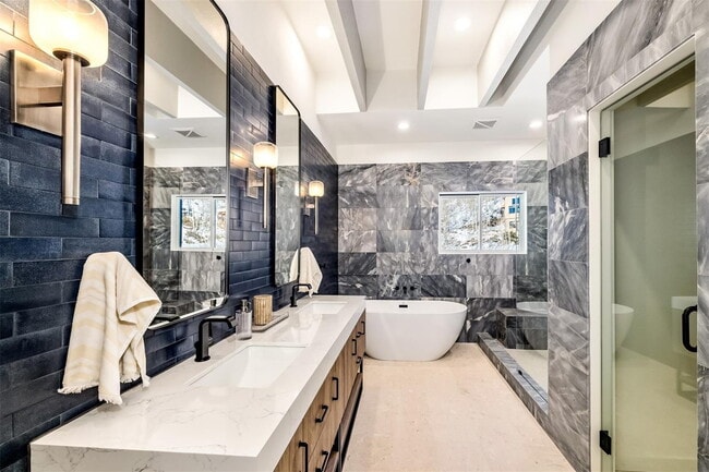 Building Photo - Fully Remodeled 4 bedroom Home in Hamilton...