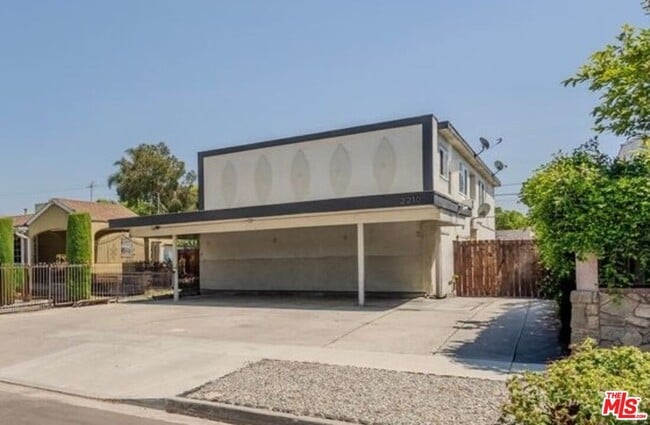 Building Photo - 2210 S Sycamore Ave