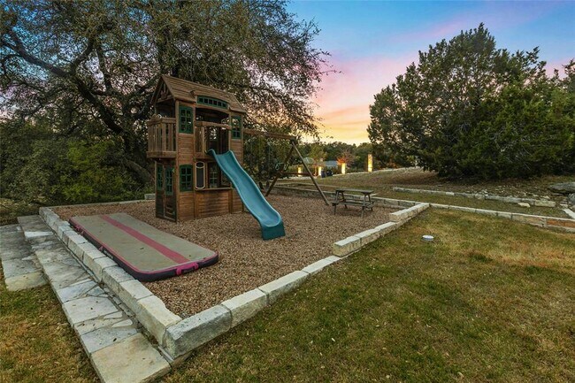 Building Photo - 1420 Mirador