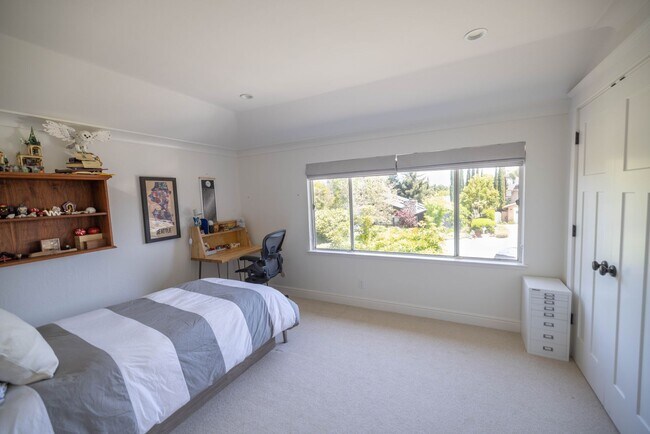 Building Photo - Fabulous spacious home, Great Highlands cul de sac, easy commute, exceptional Cupertino Schools!