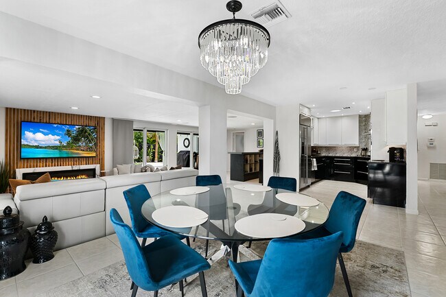 Building Photo - 1715 NE 40th St