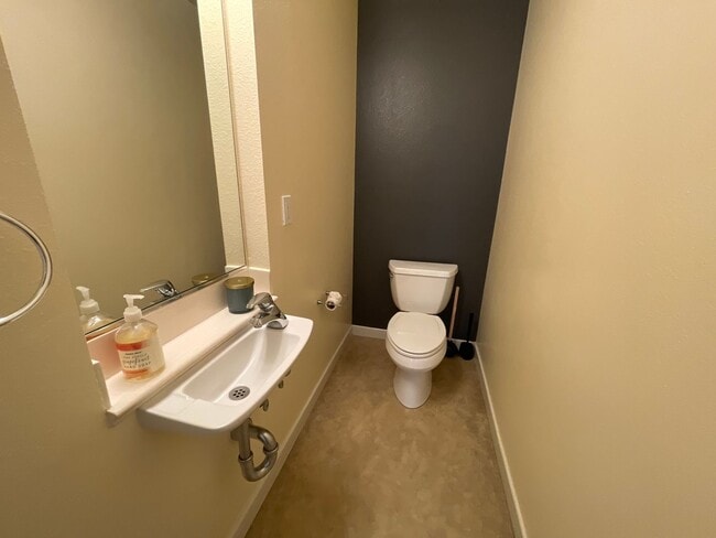 Building Photo - Spacious 3 bedroom / 2.5 Bath Apartment in...