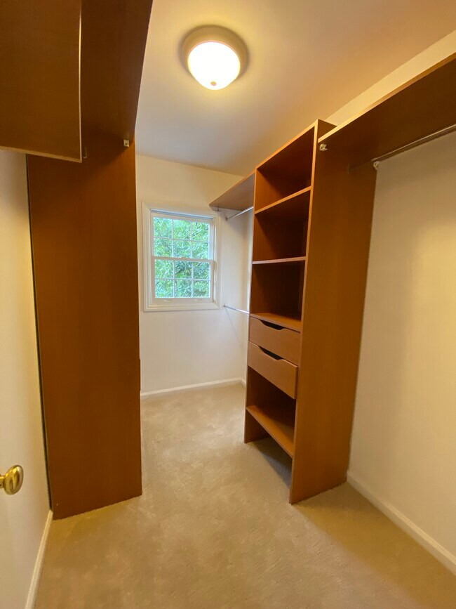 Building Photo - 201 Mint Hill Dr