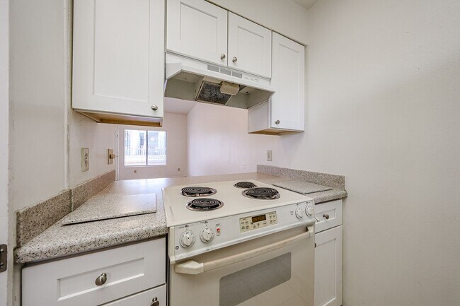 Building Photo - Centrally located and affordable in Woodlake Condominiums