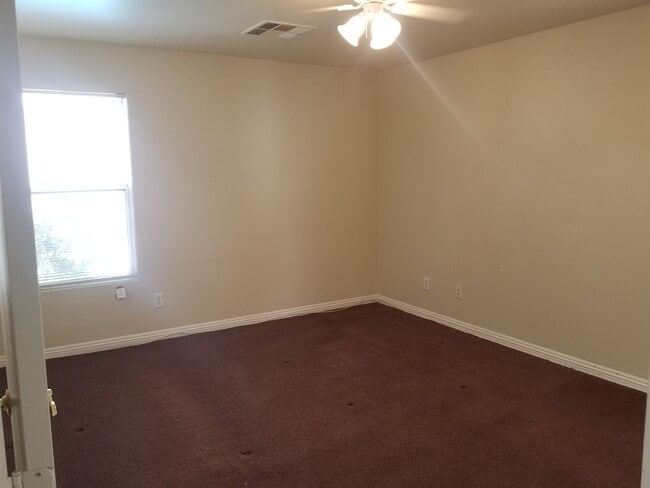 Building Photo - 3 Bedroom centrally located near Silverado Ranch!