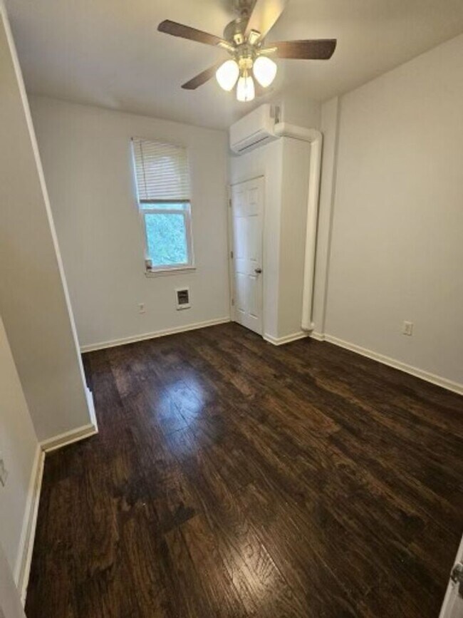 Building Photo - Renovated 3bd/ 1bth home in Northeast Philly!