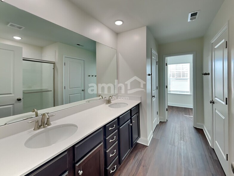 Building Photo - 5500A Farm Pond Ln