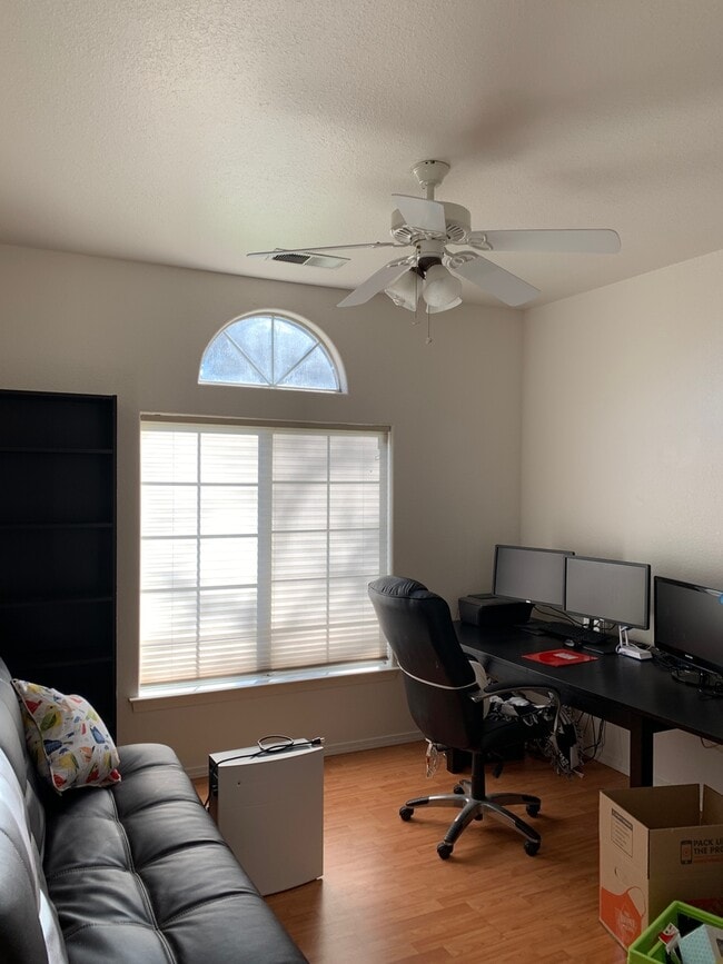 Building Photo - Perfect Location! Steps to schools, Upper Park and Wildwood Park. 3 Bedroom 2 Bath PARTIALLY FURN...