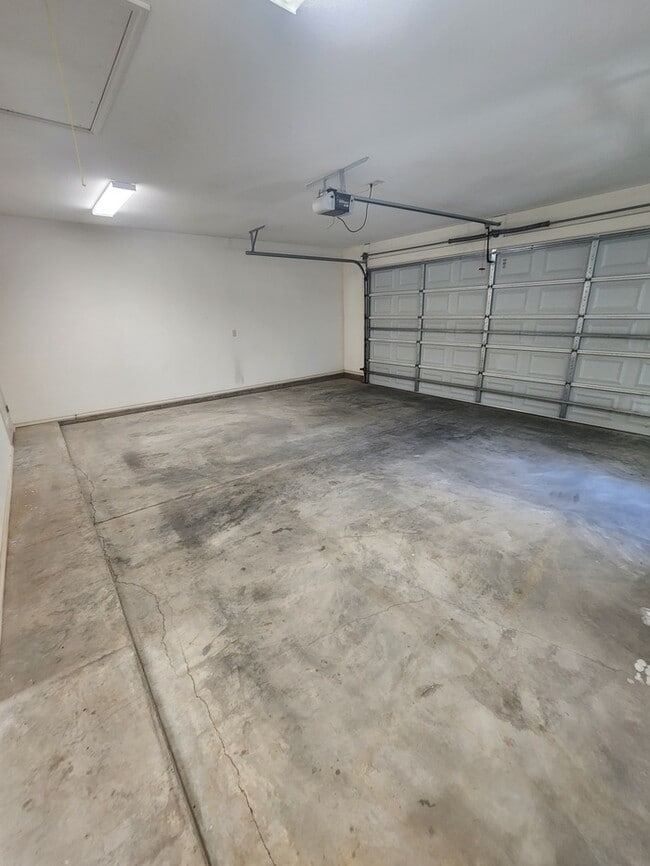 Building Photo - 3 bed 2 bath patio home, 3 car garage!
