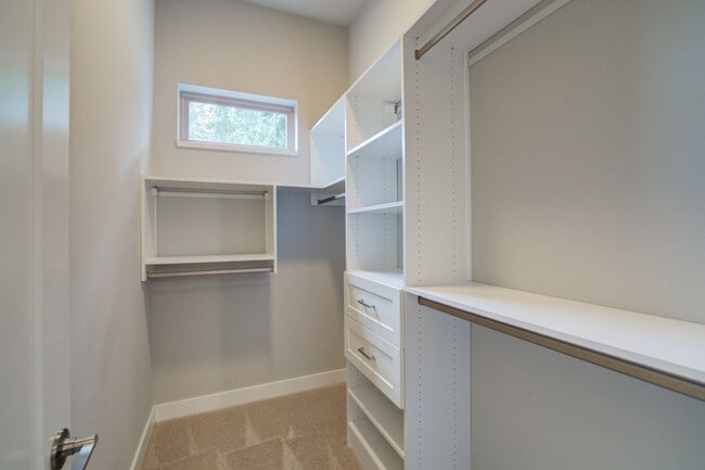 Building Photo - 4Bd/3Ba Bellevue Townhouse