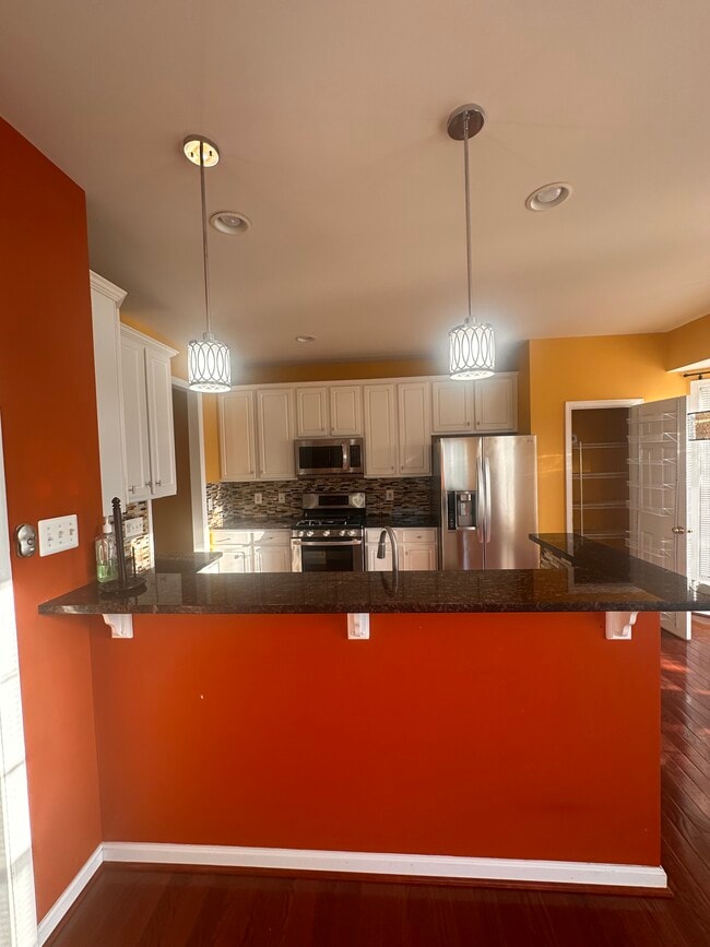 Building Photo - 22702 Lamoreaux Landing Square