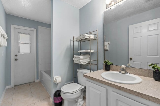 Building Photo - Large Beautiful Legacy Park Villa: 5BR, Pool & Near Disney