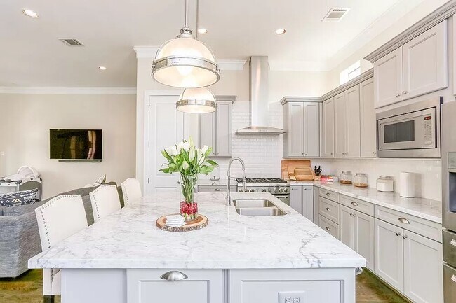 Building Photo - 5309 Blossom St