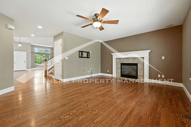 Building Photo - Stunning Home with Washer/Dryer and Centra...