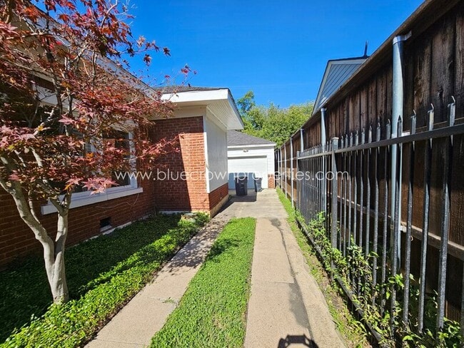 Building Photo - 5525 Richmond Ave
