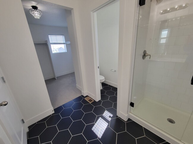 Building Photo - Stunning and spacious 4.5 bedroom, 3 bathroom home located in Morgan Hill