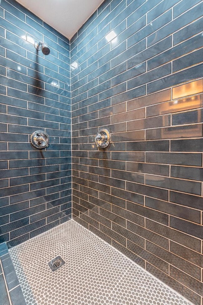 Building Photo - 704 Pacific Ave SW