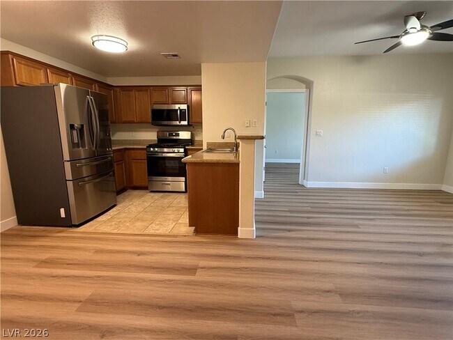 Building Photo - 7701 W Robindale Rd