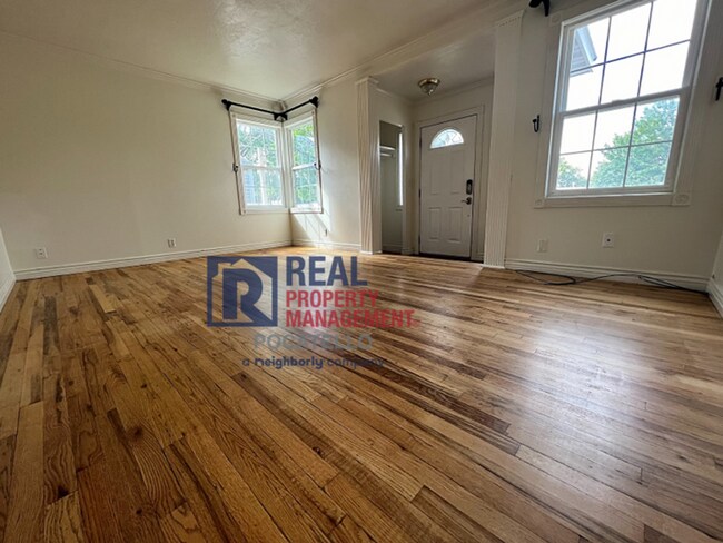 Building Photo - 3 Bedroom 1 bath - 1 car garage - "Pet Negotiable"