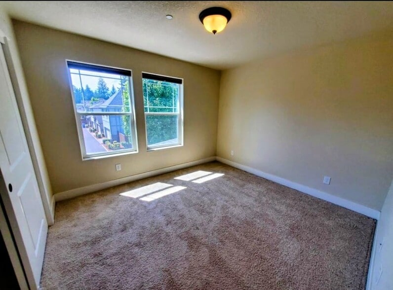 Upper floor - 552 NE 77th Ave