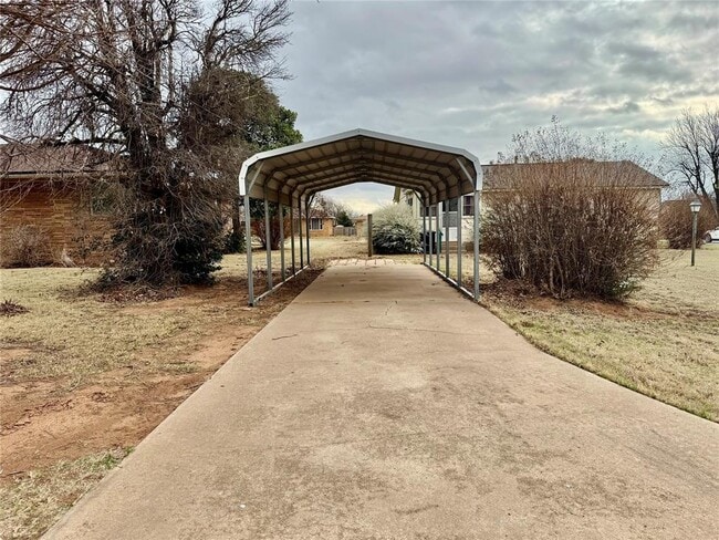 Building Photo - 711 N Broadway Ave