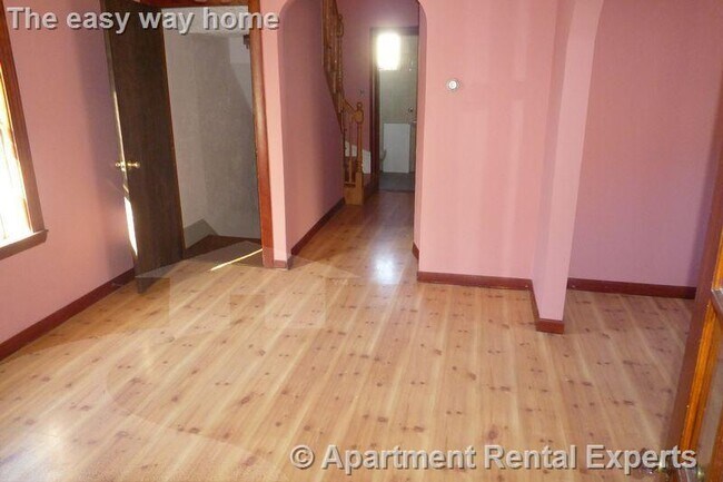 Building Photo - 569 Main St