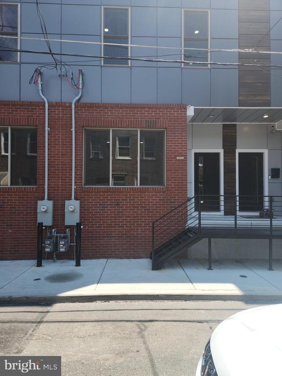 Primary Photo - 3221 Mercer St